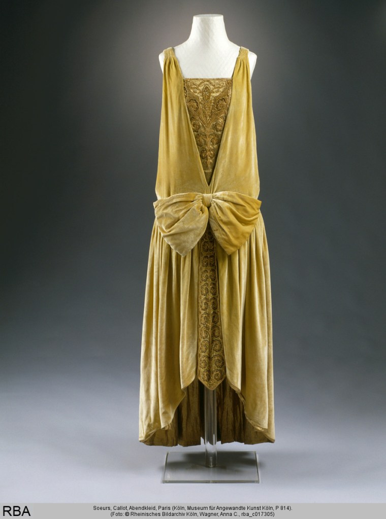 Soeurs, Callot, Abendkleid, gestickt, Seidensamt (gelbgrün) &amp; Goldlamé &amp; Perle, Paris, um 1927 (Köln, Museum für Angewandte Kunst Köln, P 814.  (Foto: © Rheinisches Bildarchiv Köln, Wagner, Anna C., rba_c017305)